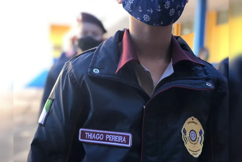 Arapongas entrega uniformes em escola cívico-militar