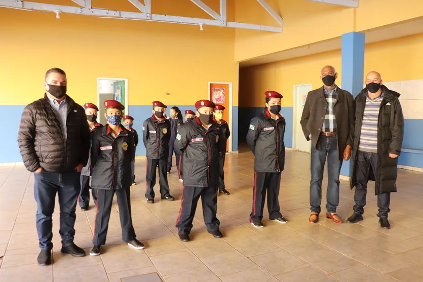Arapongas entrega uniformes em escola cívico-militar