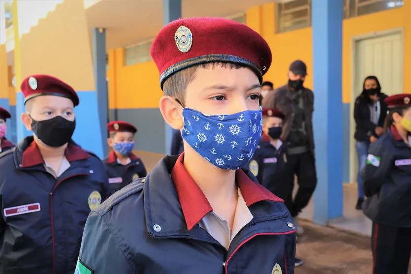 Arapongas entrega uniformes em escola cívico-militar