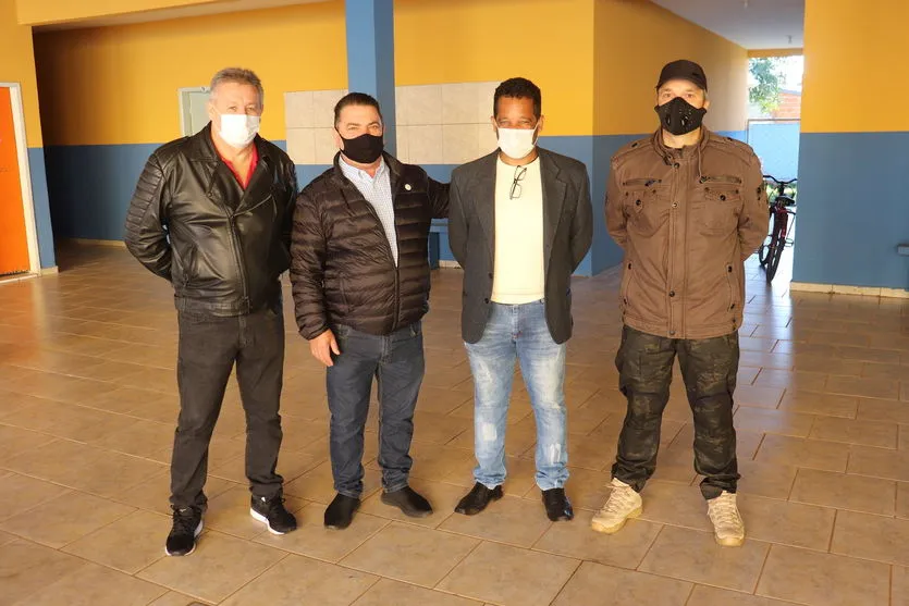 Arapongas entrega uniformes em escola cívico-militar