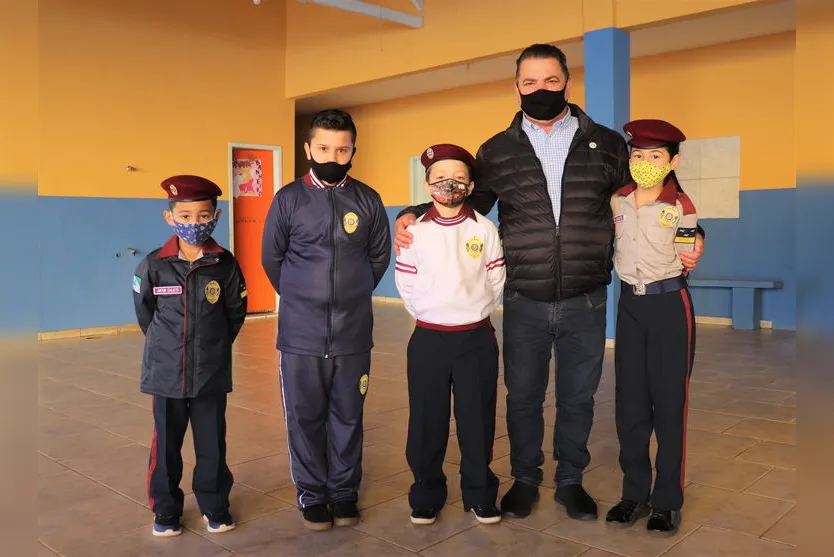 Arapongas entrega uniformes em escola cívico-militar