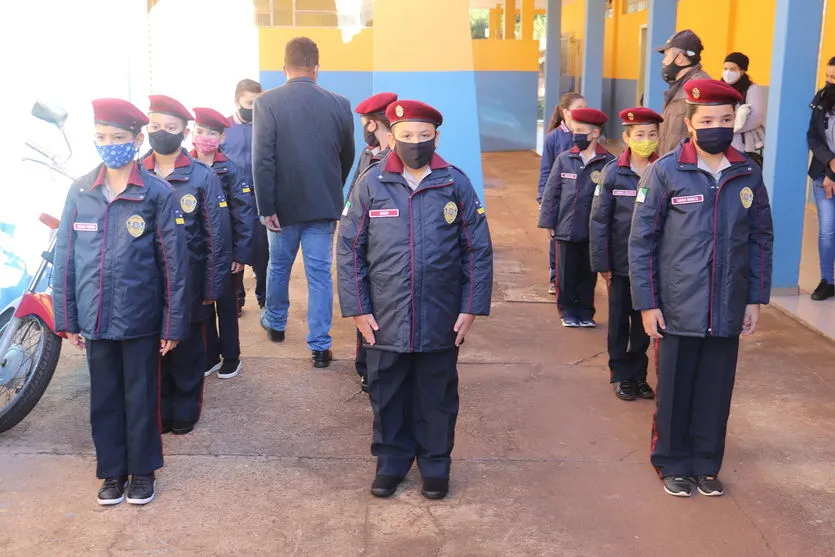 Arapongas entrega uniformes em escola cívico-militar