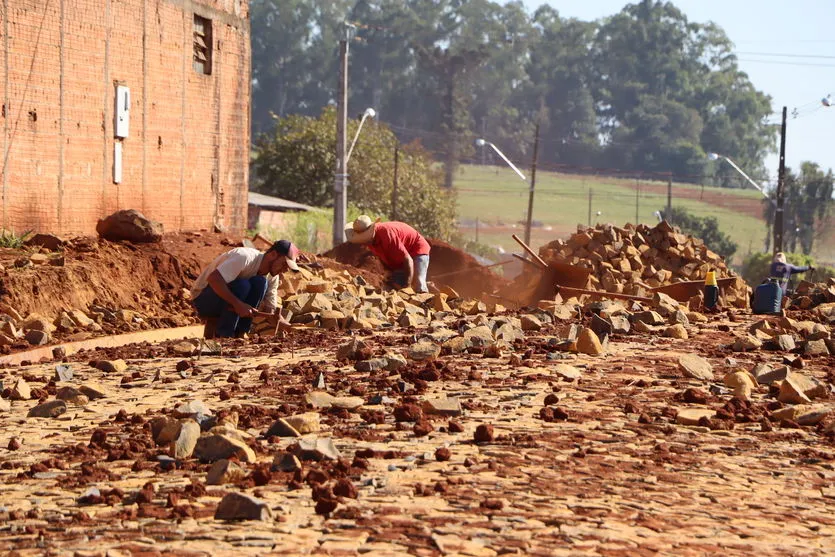 Avança a pavimentação com pedra irregular em  Ivaiporã