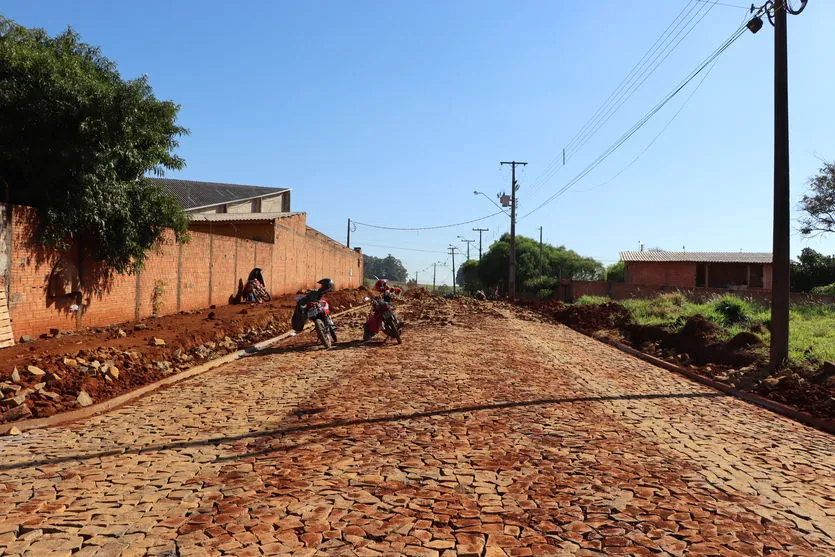 Avança a pavimentação com pedra irregular em  Ivaiporã