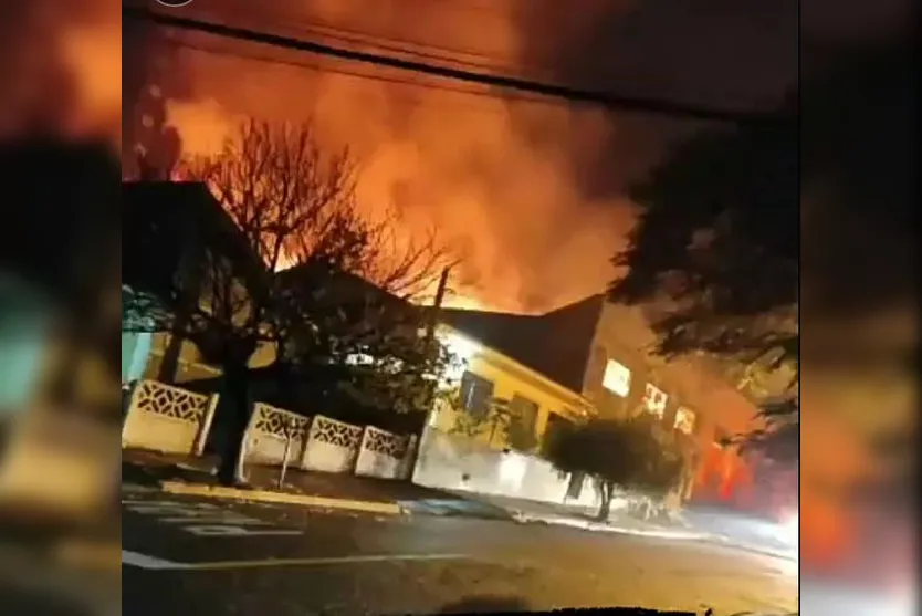 Barracão fica destruído após incêndio em Apucarana; veja