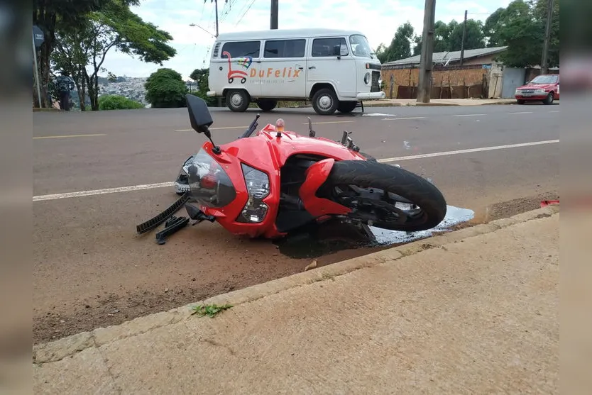 Batida entre Kombi e moto deixa um ferido em Apucarana