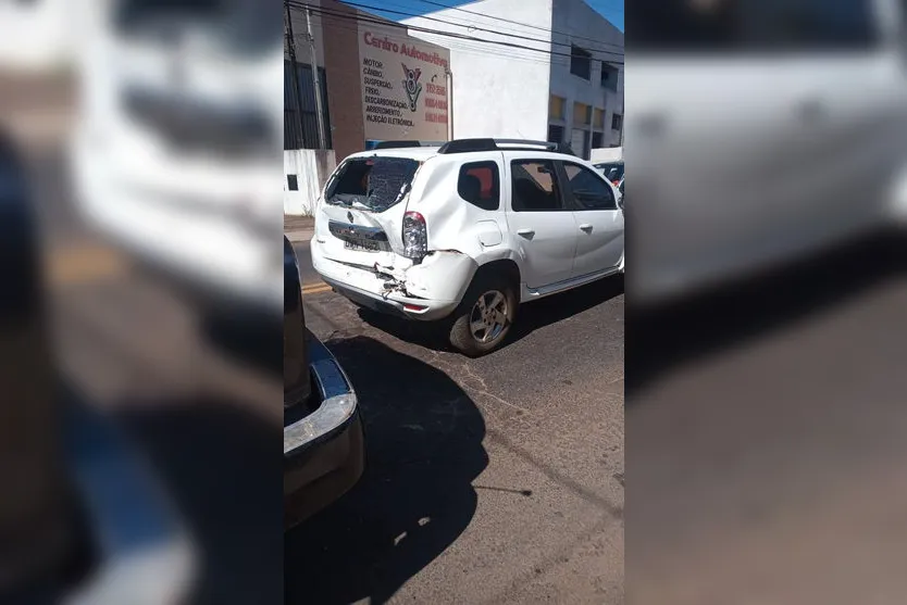 Batida envolve caminhão e 4 carros em Arapongas