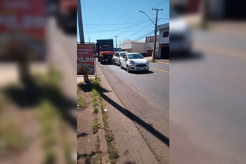 Batida envolve caminhão e 4 carros em Arapongas