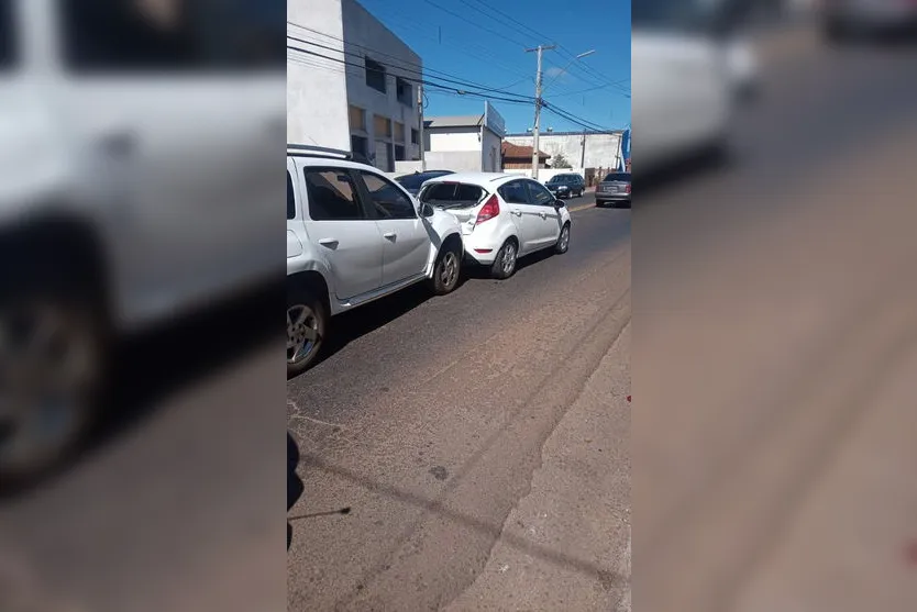 Batida envolve caminhão e 4 carros em Arapongas