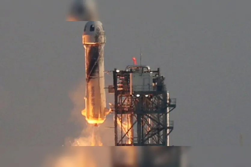 Bilionário conclui viagem ao espaço em 11 minutos