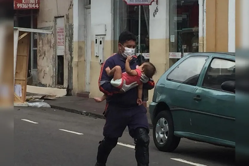  Bombeiro resgata bebê que estava em prédio onde ocorreu o incêndio em Manaus. 