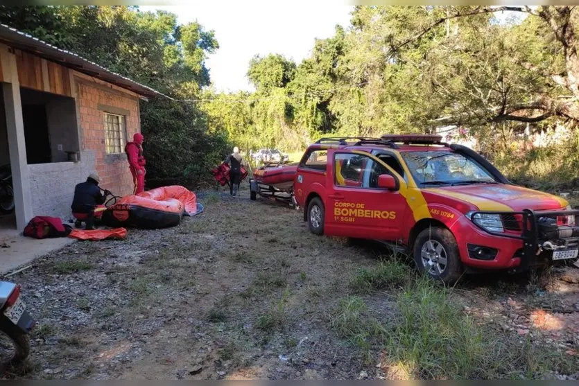  Bombeiros e pescadores voluntários realizam as buscas 