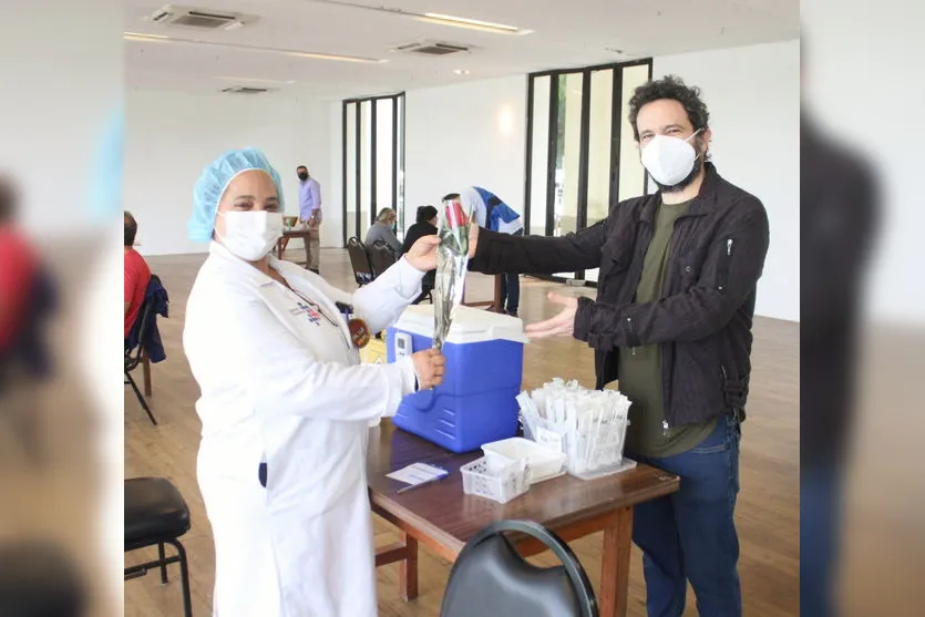 Caco Ciocler leva rosas vermelhas para agentes de saúde