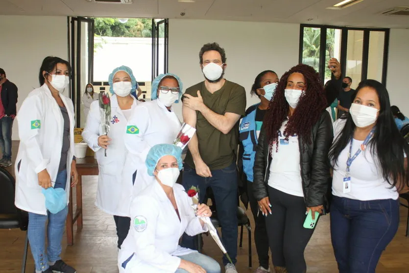 Caco Ciocler leva rosas vermelhas para agentes de saúde