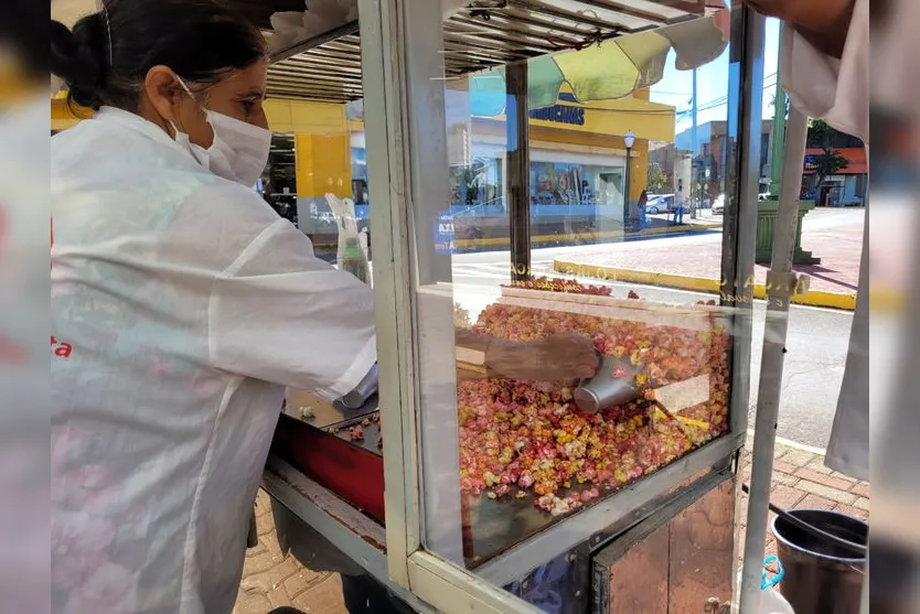 Câmera de segurança flagra furto em carrinho de pipoca; veja