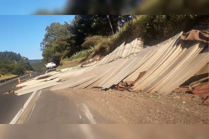 Caminhão carregado de laminados de madeira tomba na BR-376