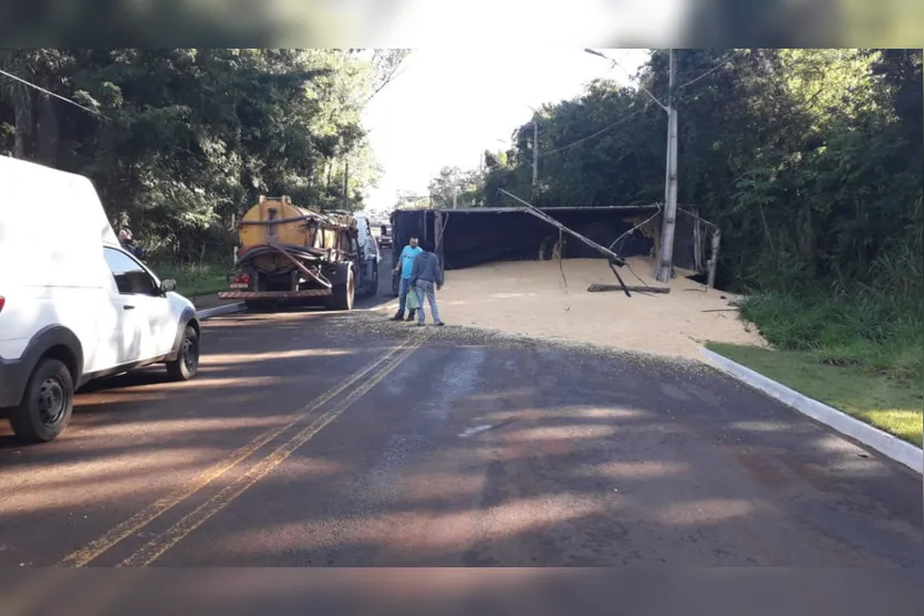 Caminhão carregado de milho tomba em Apucarana