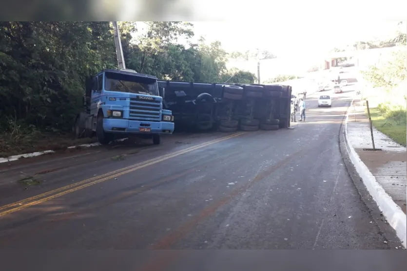 Caminhão carregado de milho tomba em Apucarana