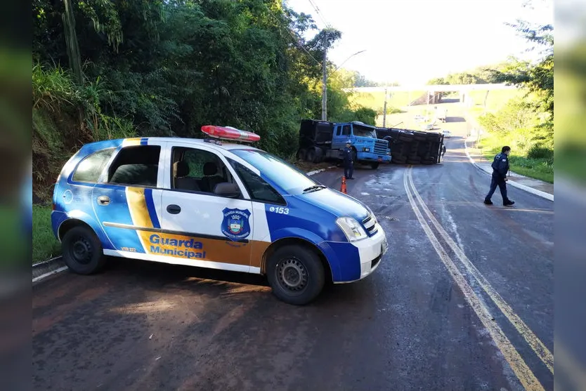 Caminhão carregado de milho tomba em Apucarana