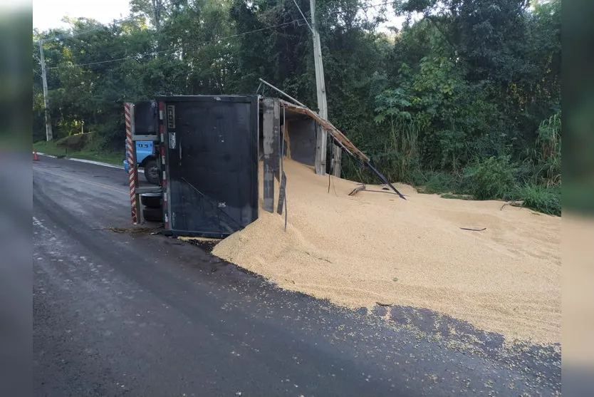 Caminhão carregado de milho tomba em Apucarana