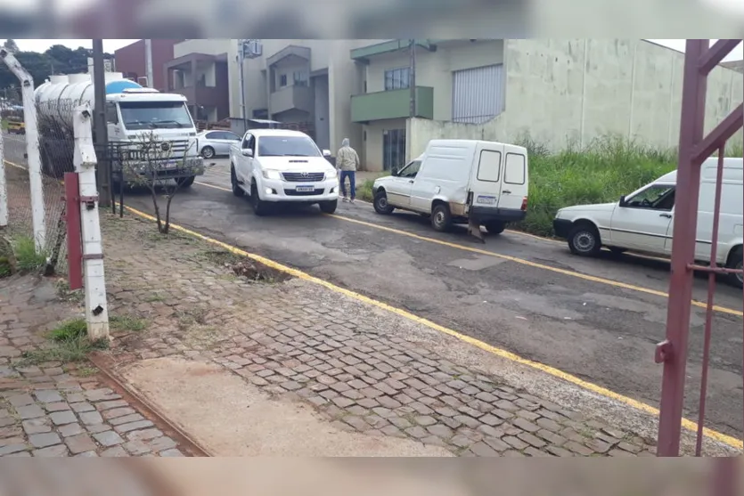 Caminhão em local irregular provoca acidente em Apucarana