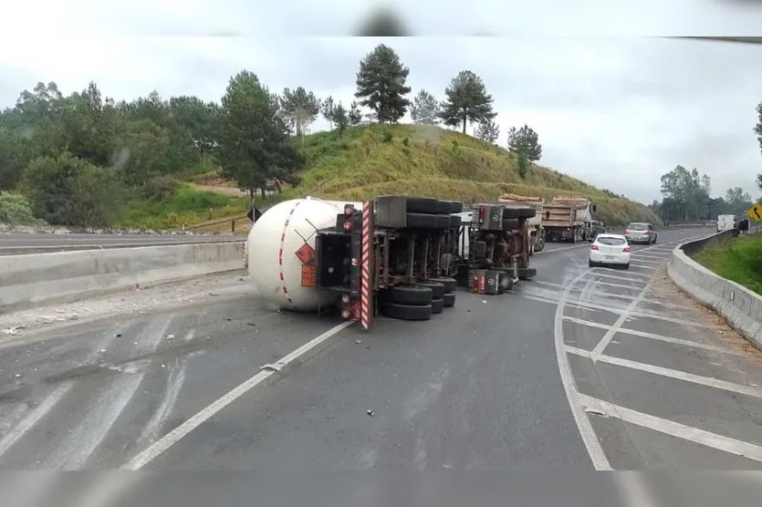Caminhão-tanque tomba na BR-376; vítima presa nas ferragens