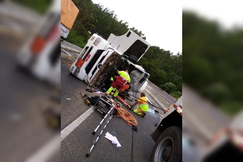 Caminhão-tanque tomba na BR-376; vítima presa nas ferragens