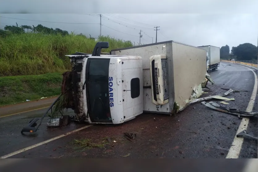 Caminhão tomba na BR 376 no Contorno Sul de Apucarana