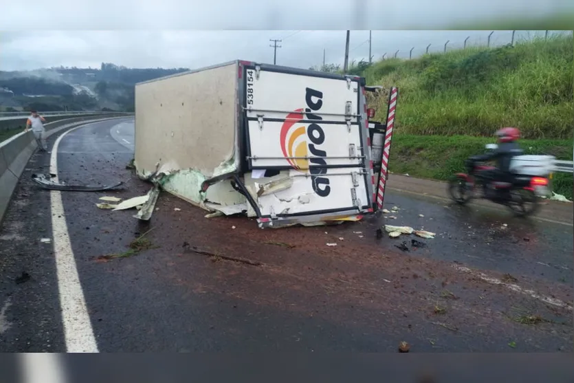 Caminhão tomba na BR 376 no Contorno Sul de Apucarana