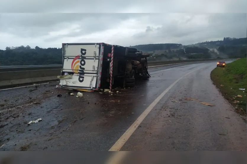 Caminhão tomba na BR 376 no Contorno Sul de Apucarana