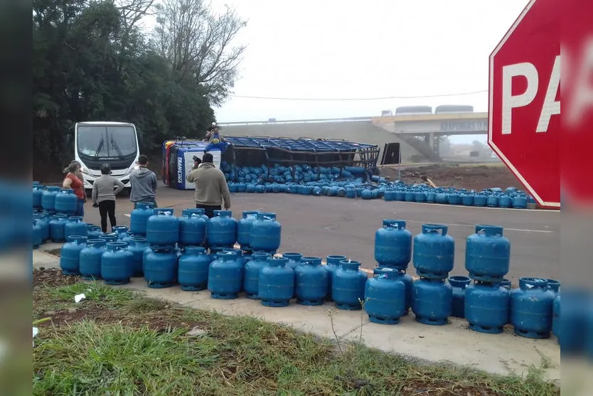 Carreta carregada com botijões de gás tomba em Arapongas