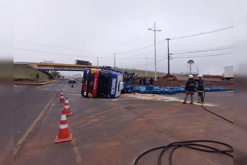 Carreta carregada com botijões de gás tomba em Arapongas