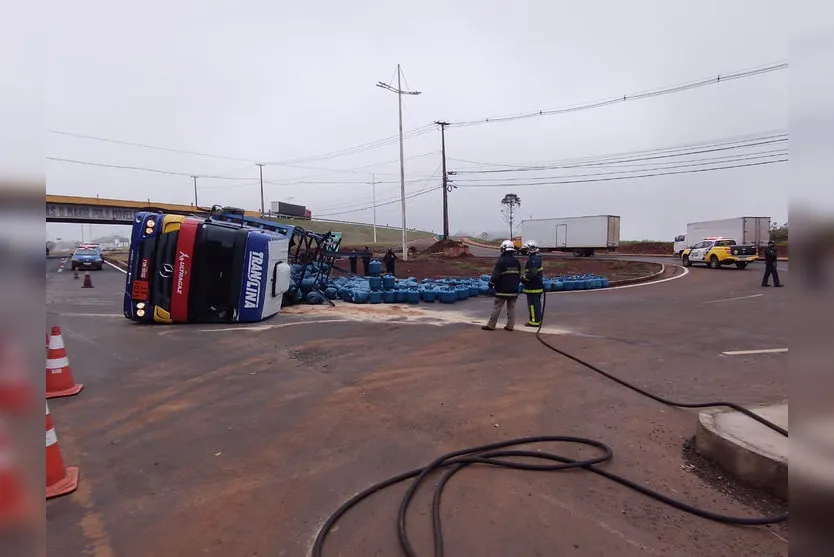 Carreta carregada com botijões de gás tomba em Arapongas