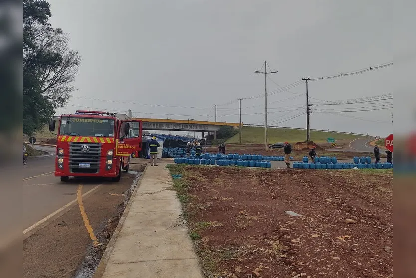 Carreta carregada com botijões de gás tomba em Arapongas