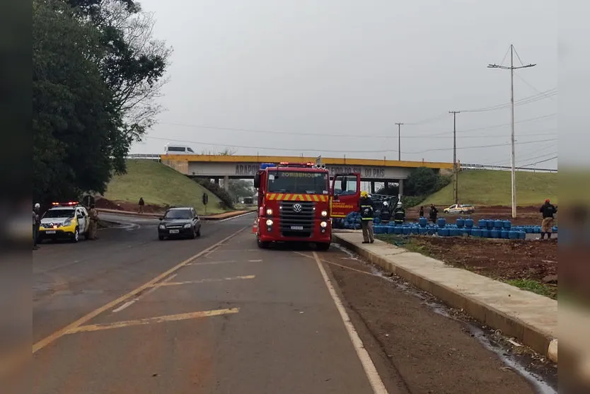 Carreta carregada com botijões de gás tomba em Arapongas