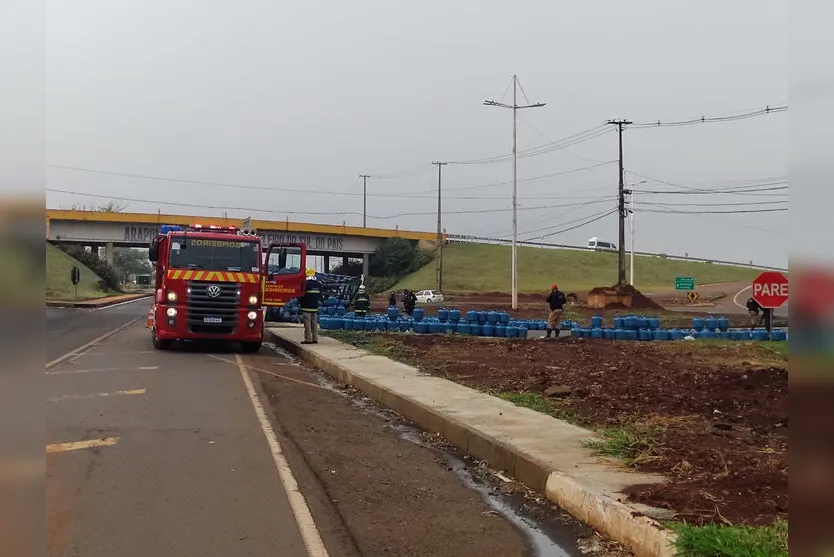 Carreta carregada com botijões de gás tomba em Arapongas