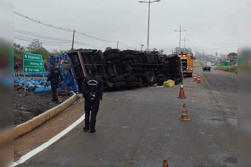 Carreta carregada com botijões de gás tomba em Arapongas