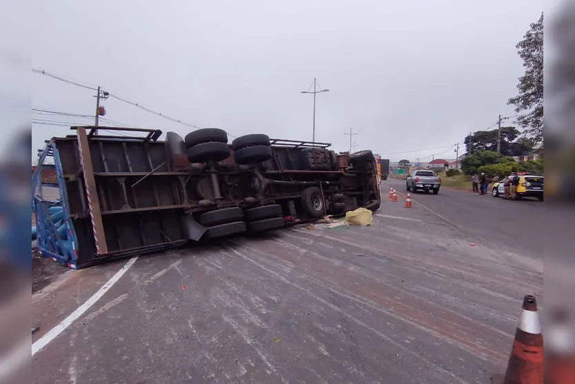 Carreta carregada com botijões de gás tomba em Arapongas