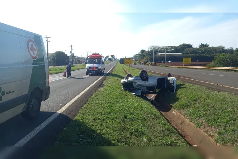 Carro capota na BR-369 e motorista é socorrido