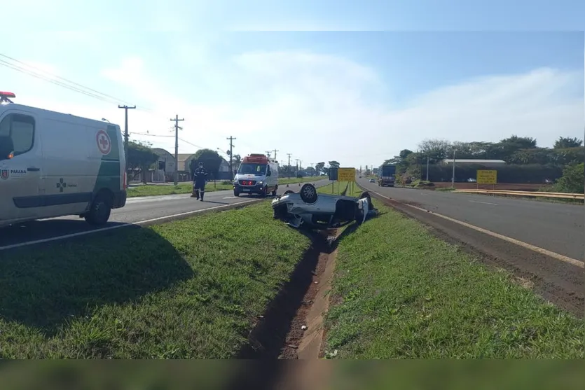 Carro capota na BR-369 e motorista é socorrido