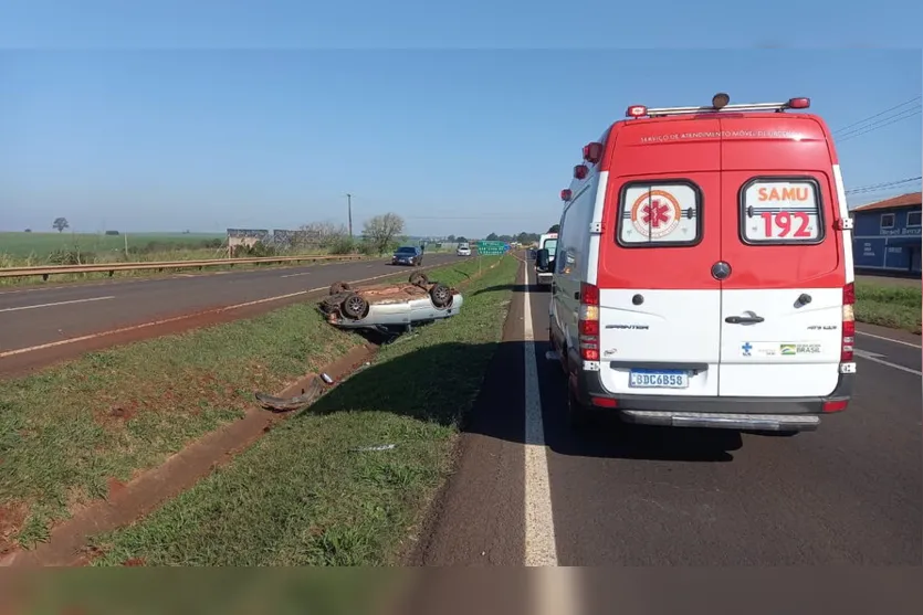 Carro capota na BR-369 e motorista é socorrido
