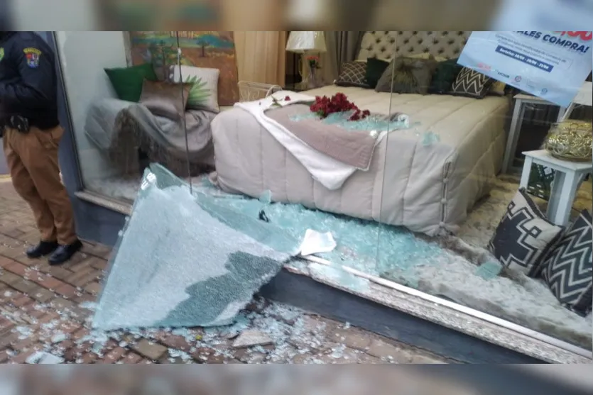 Carro invade loja e destrói vitrine no centro de Apucarana