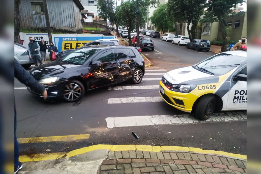 Carro invade loja e destrói vitrine no centro de Apucarana