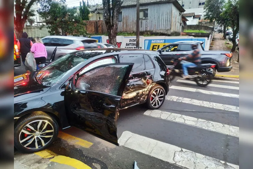 Carro invade loja e destrói vitrine no centro de Apucarana