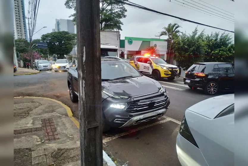 Carro invade loja e destrói vitrine no centro de Apucarana