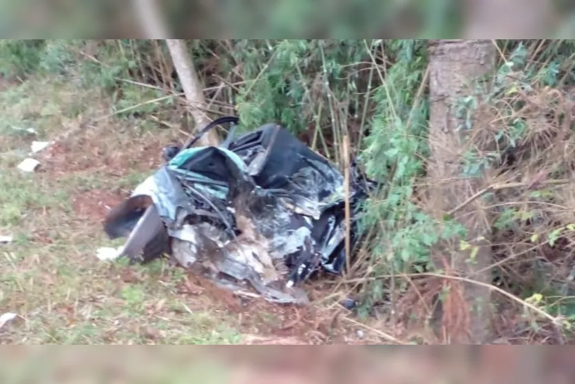  Carro, modelo Celta, ficou completamente destruído 