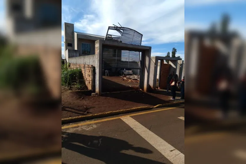 Carro perde o freio e atinge portão de casa em Apucarana