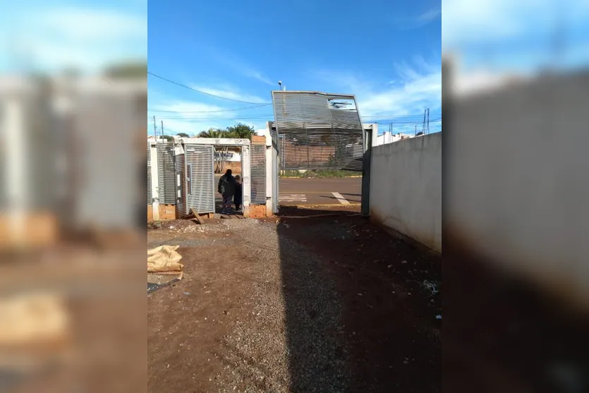 Carro perde o freio e atinge portão de casa em Apucarana