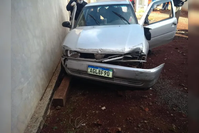 Carro perde o freio e atinge portão de casa em Apucarana