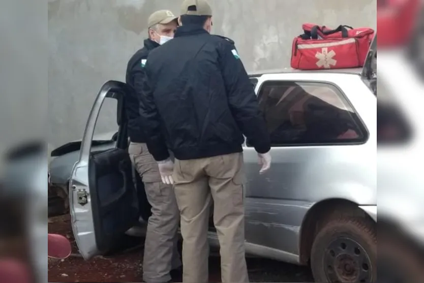 Carro perde o freio e atinge portão de casa em Apucarana